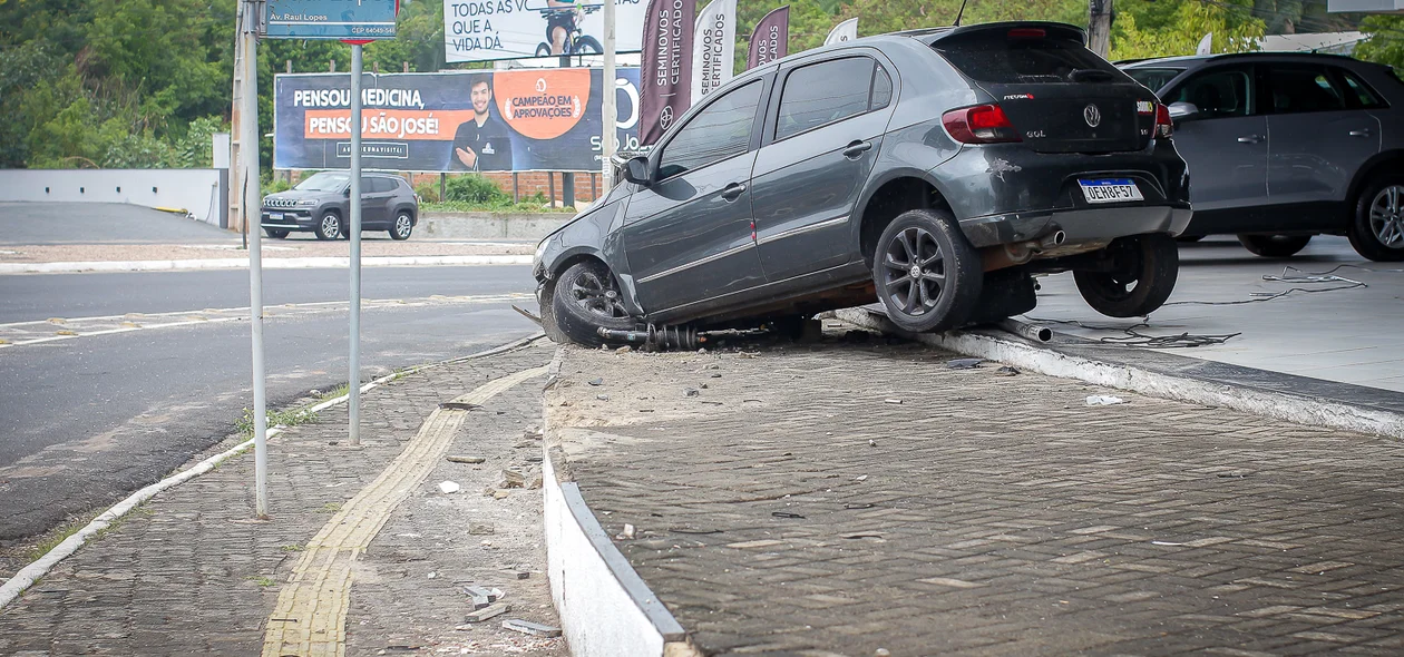 Condutor perde controle e invade loja de carros em Teresina
