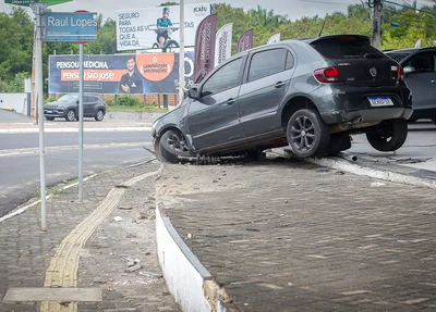 Condutor perde controle e invade loja de carros em Teresina