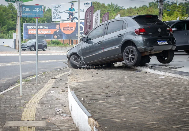 Condutor perde controle e invade loja de carros em Teresina