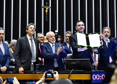 Congresso promulga reforma tributária com a presença de Lula