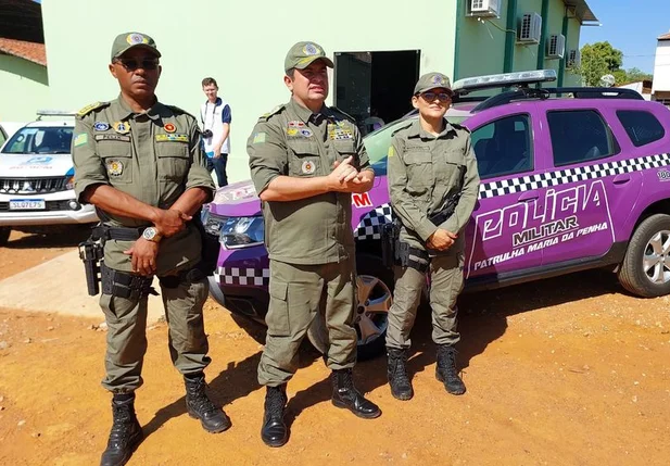 Coronel Scheiwann Lopes entregando viaturas