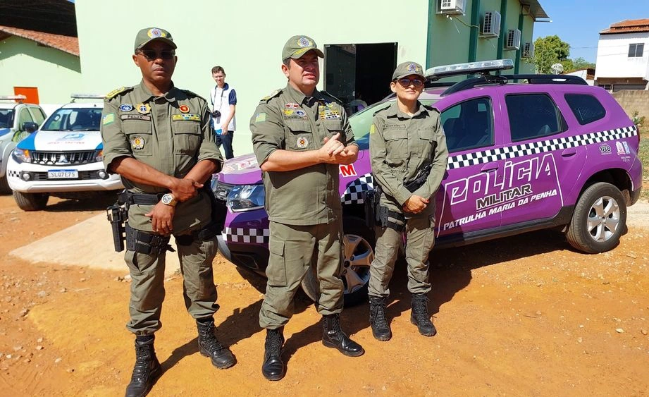 Coronel Scheiwann Lopes entregando viaturas