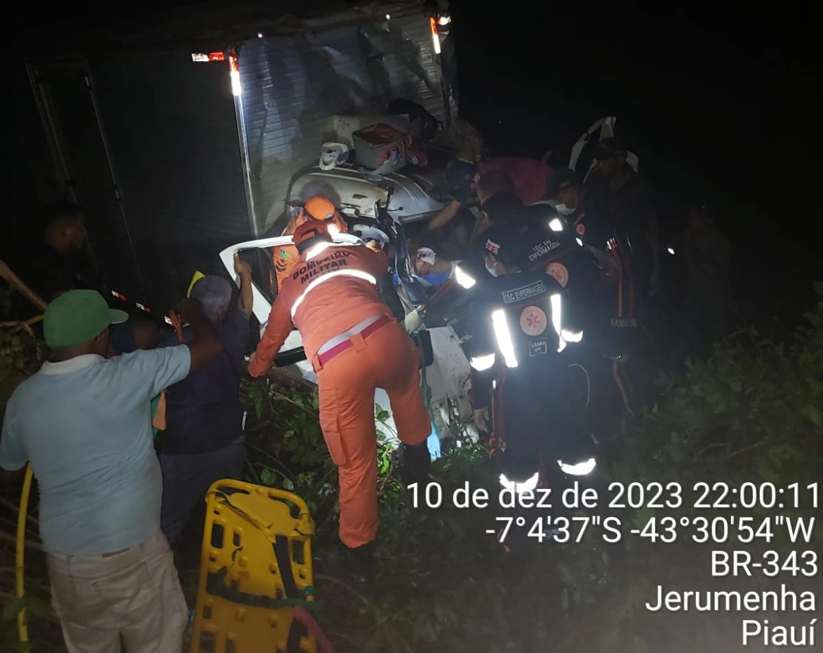 Corpo de Bombeiros realizou o resgate do casal