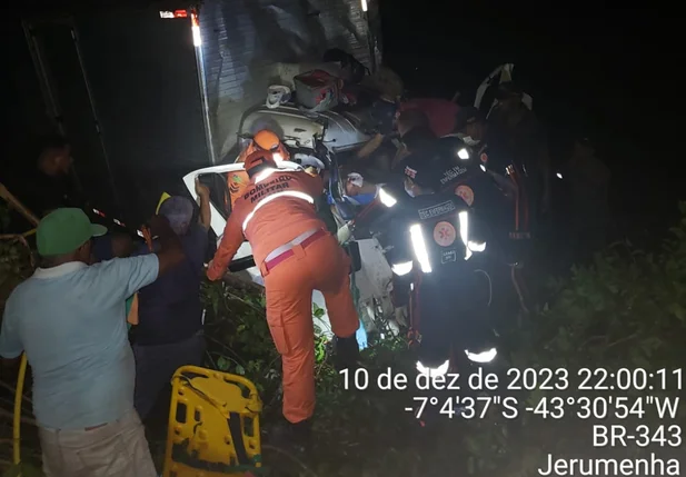 Corpo de Bombeiros realizou o resgate do casal