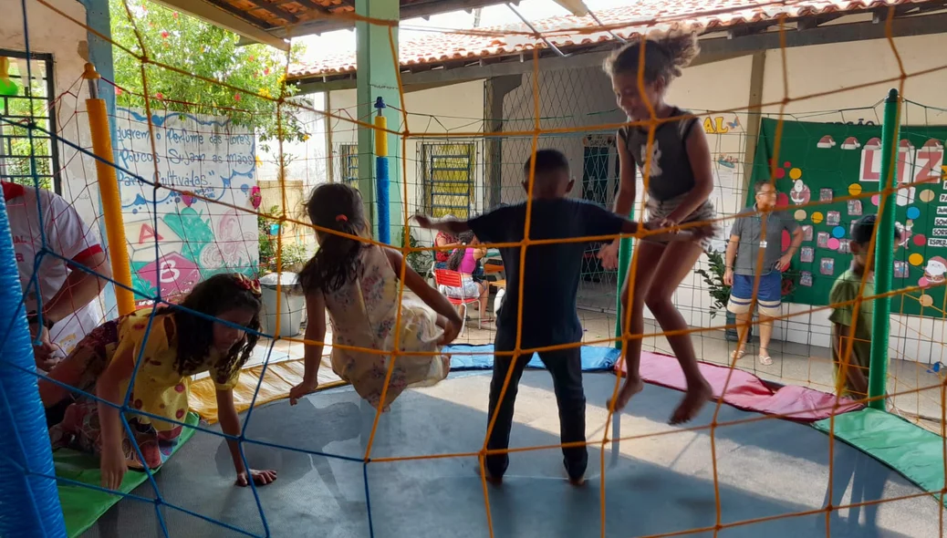 Crianças brincando no pula-pula