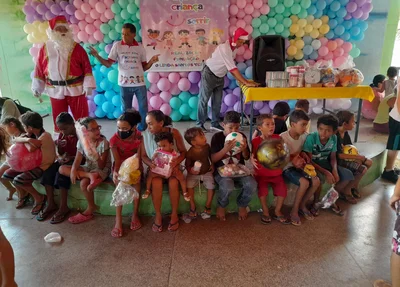 Crianças depois de receber os presentes