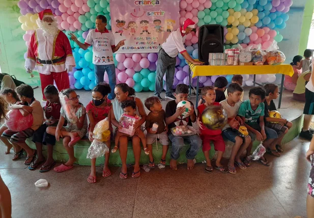 Crianças depois de receber os presentes