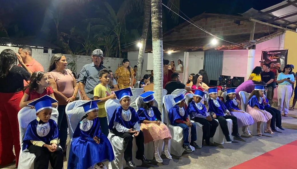 Crianças durante a colação de grau