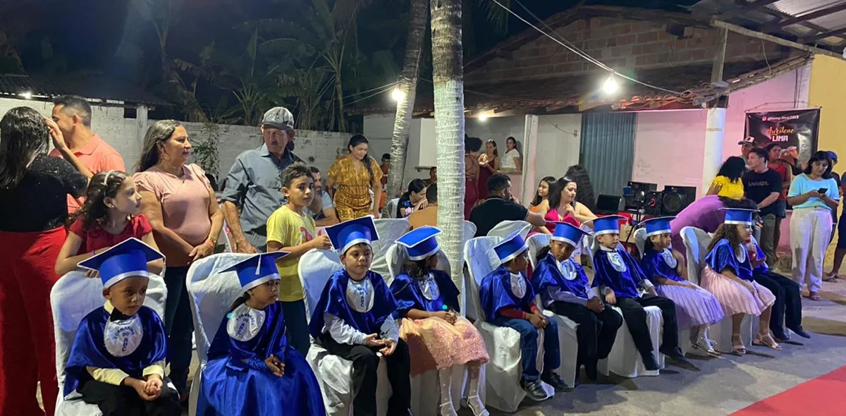 Crianças durante a colação de grau
