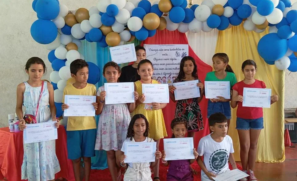 Crianças recebendo os certificados