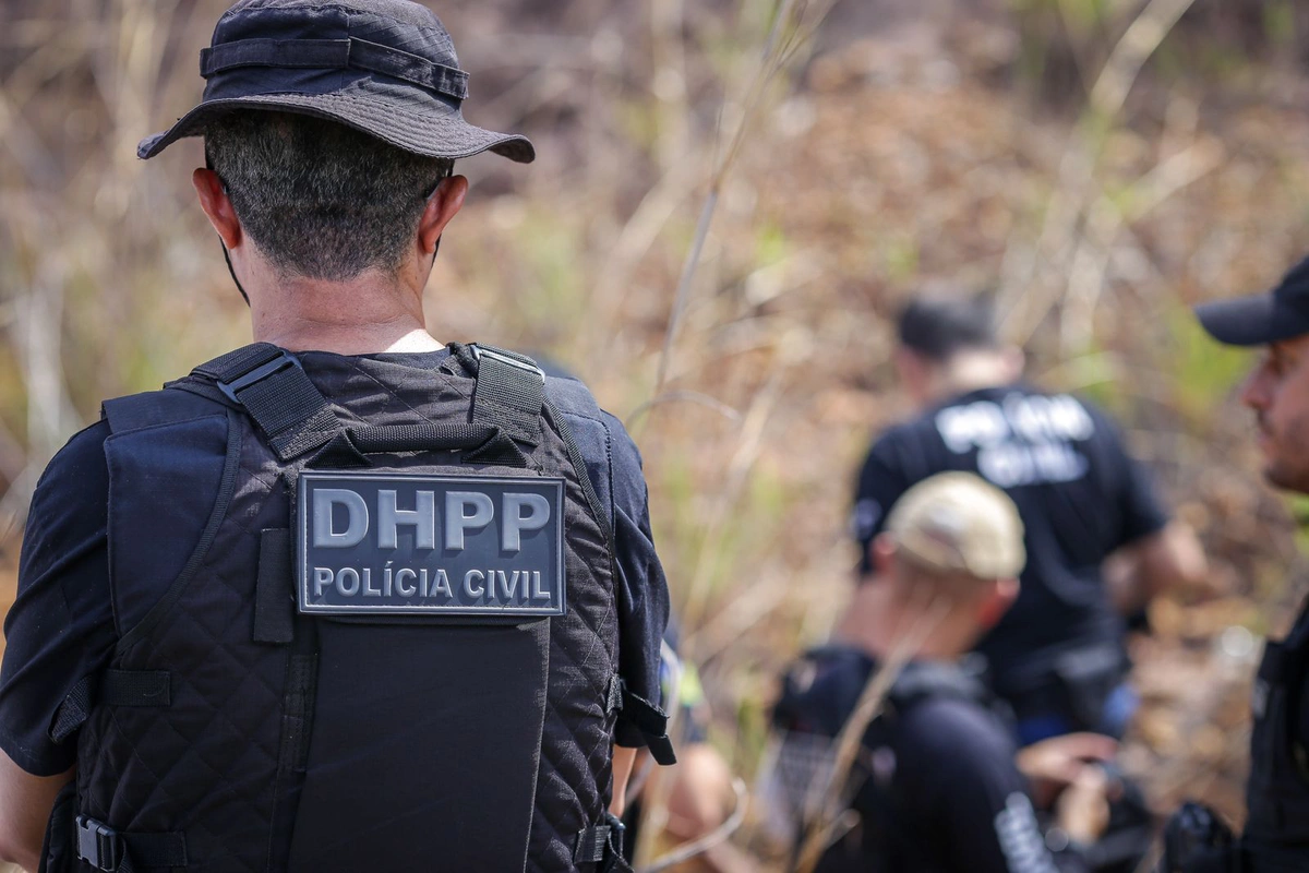 Peritos investigam local de crime