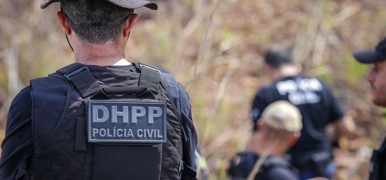 Peritos investigam local de crime