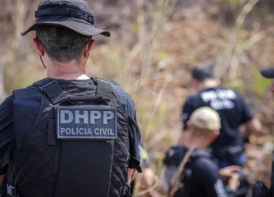 Peritos investigam local de crime
