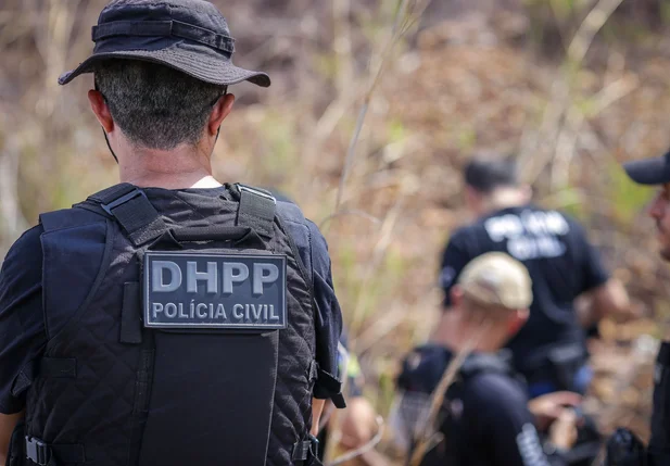 Peritos investigam local de crime