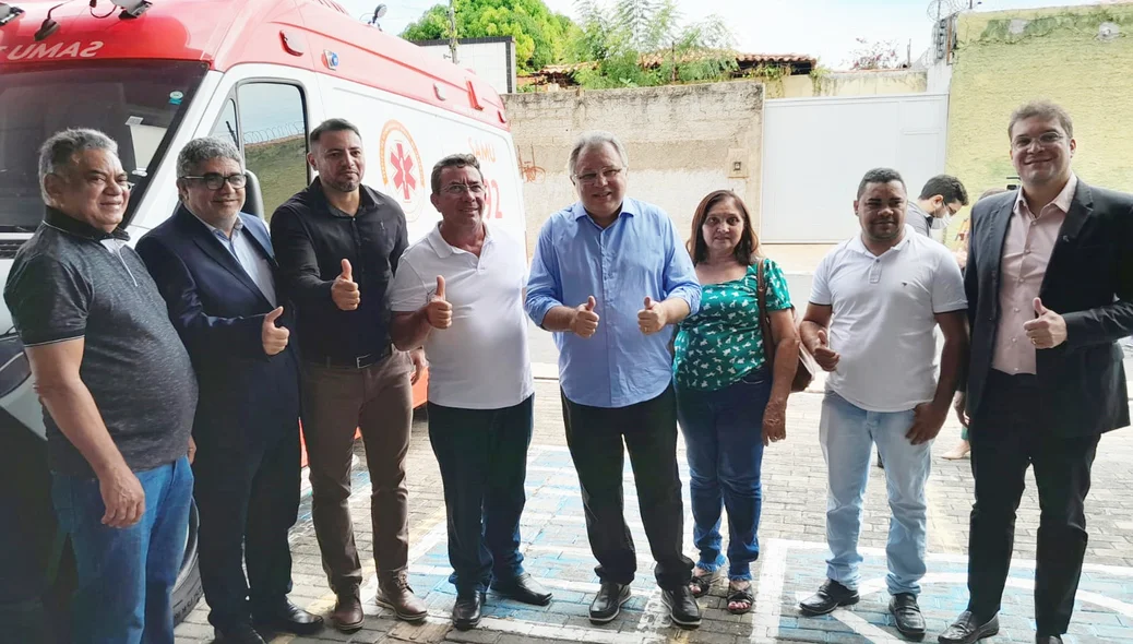 Deputado Florentino Neto prestigiou a entrega das ambulâncias
