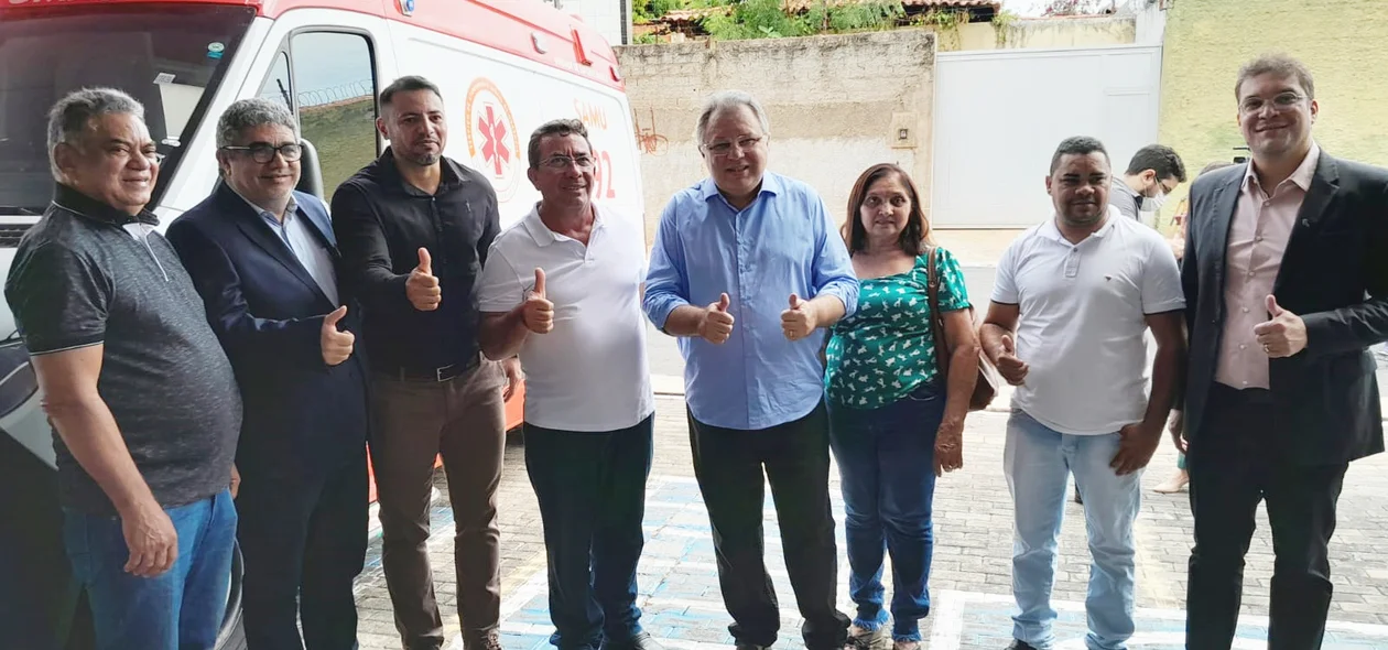 Deputado Florentino Neto prestigiou a entrega das ambulâncias