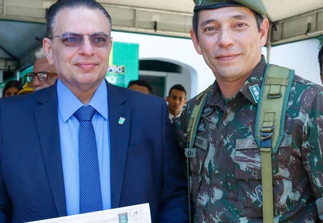 Deputado Gessivaldo Isaías recebe honraria de Amigo do 25º BC