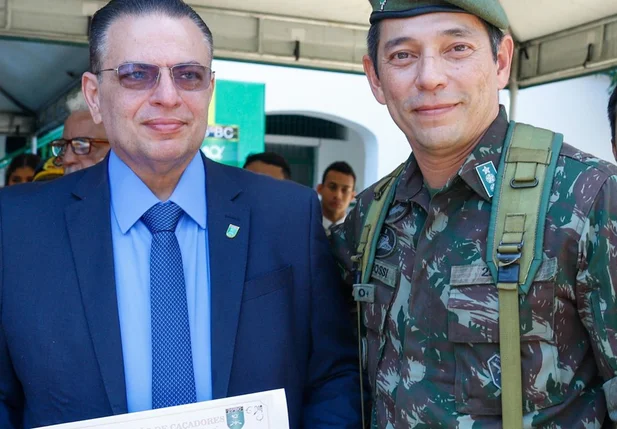 Deputado Gessivaldo Isaías e comandante do 25 BC, tenente-coronel Tarabossi