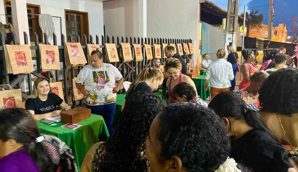 Diversas roupas e acessórios foram doados e vendidos com valores acessíveis