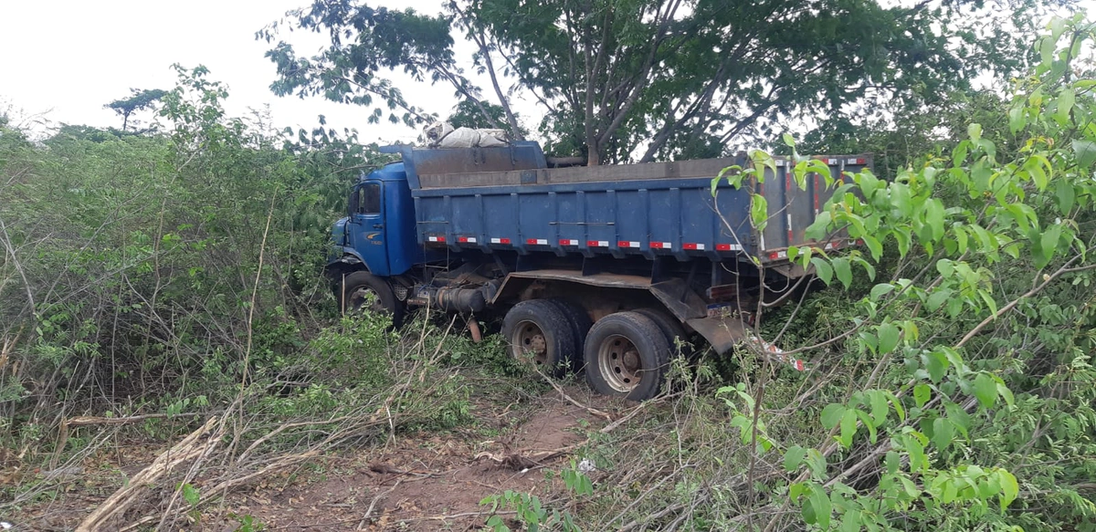 Dois caminhões e um carro se envolveram no acidente em Inhuma