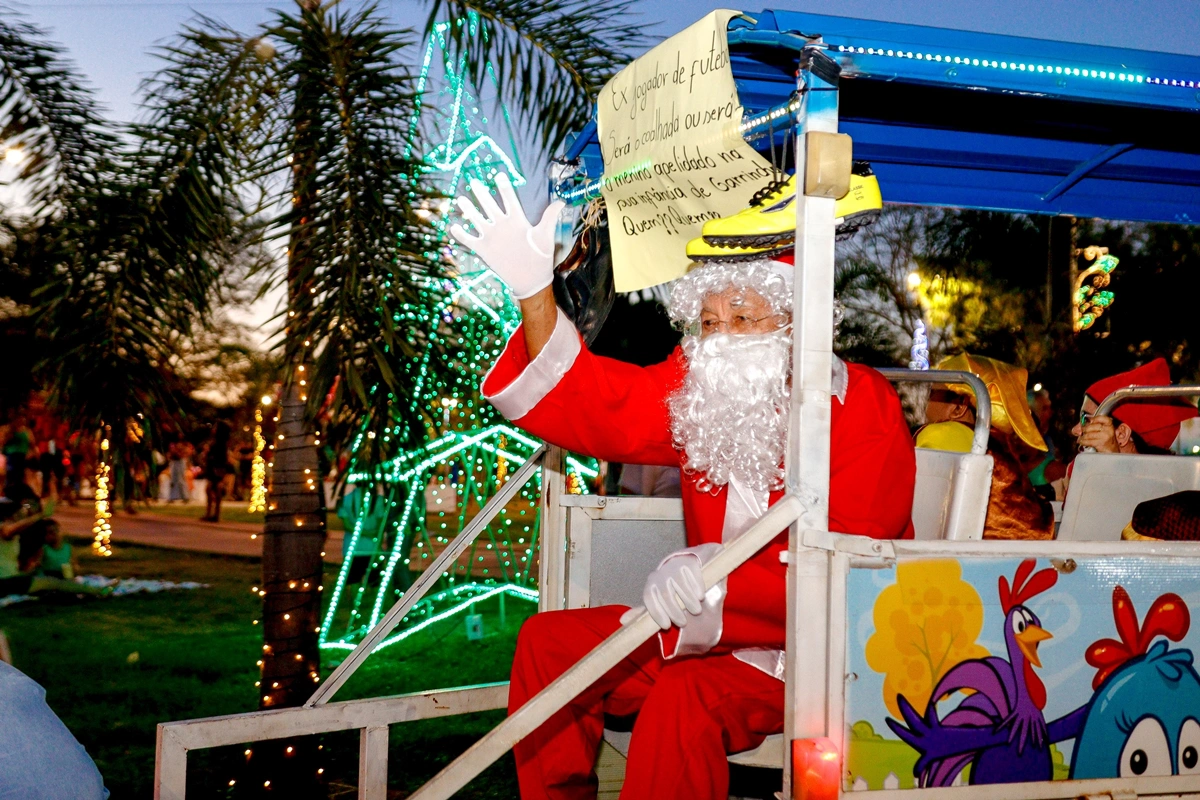 Dr, Pessoa se fantasiou de papai Noel e entregou presentes para as crianças