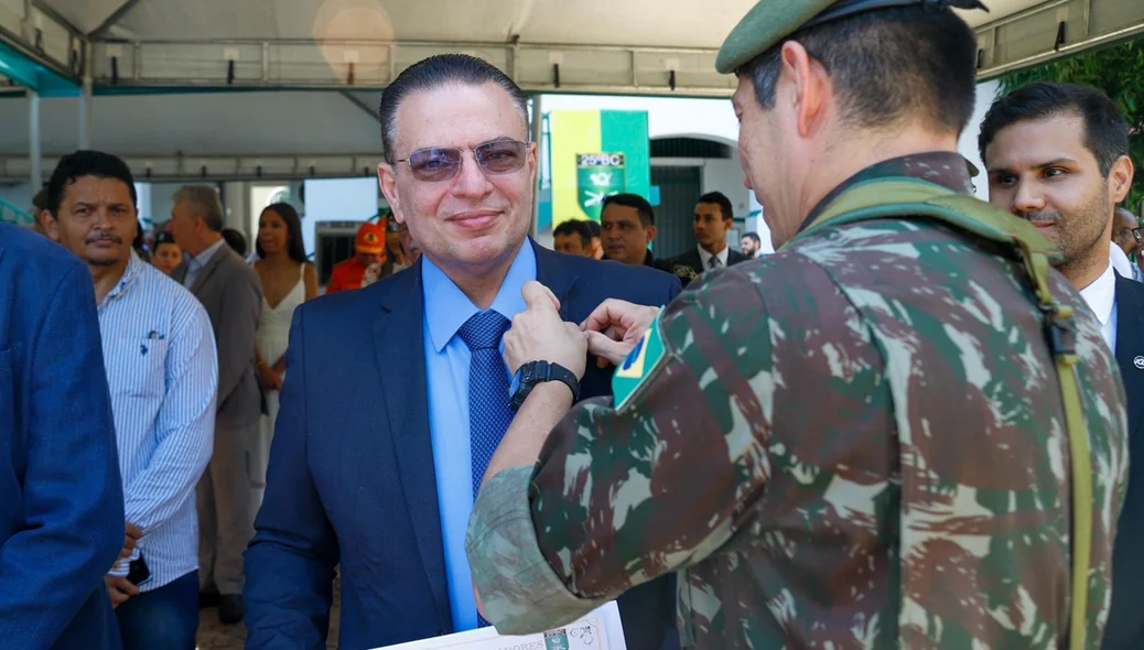 Entrega da honraria de Amigo do 25º Batalhão de Caçadores do Piauí Alferes Leonardo de Carvalho Castelo Branco
