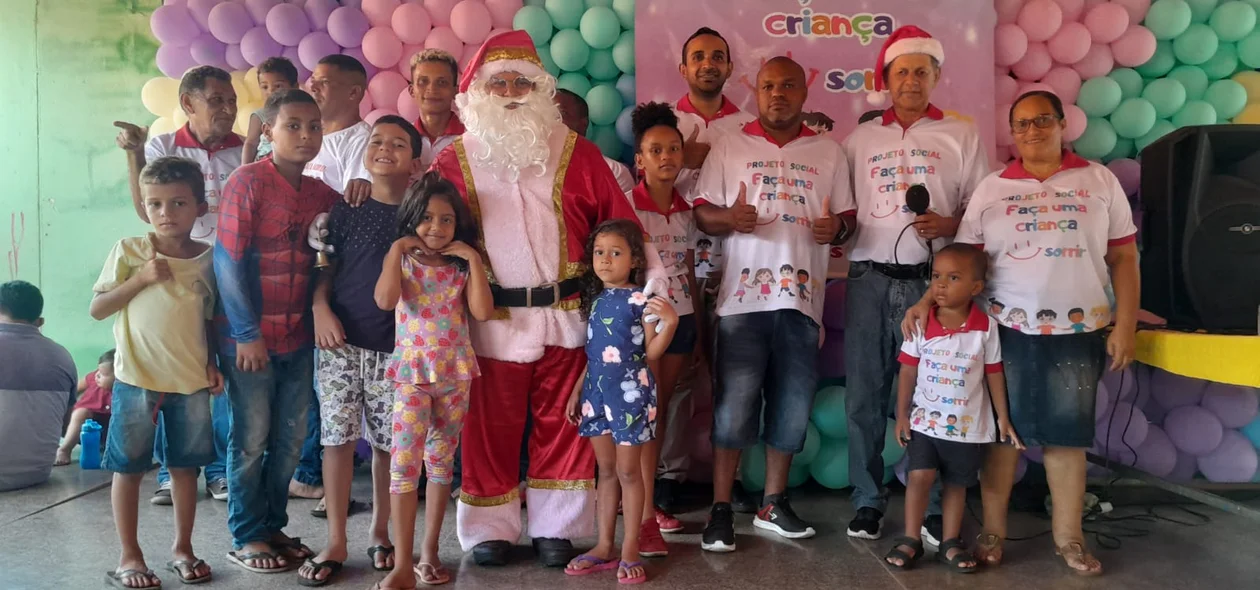 Equipe coordenando a ação social e os baixinhos