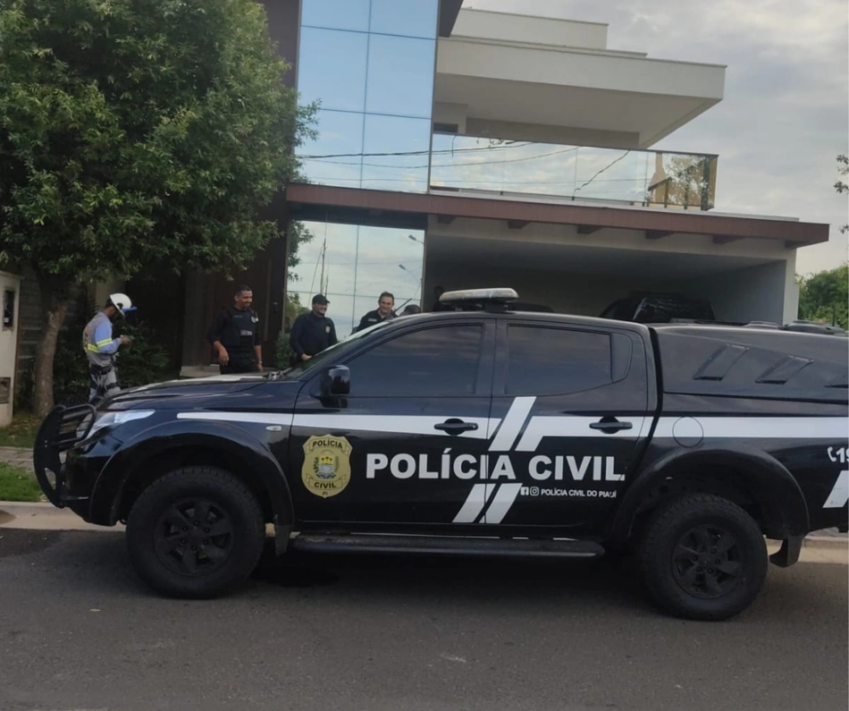 Equipes da Equatorial e Polícia Civil no imóvel alugado por Letice Colasso