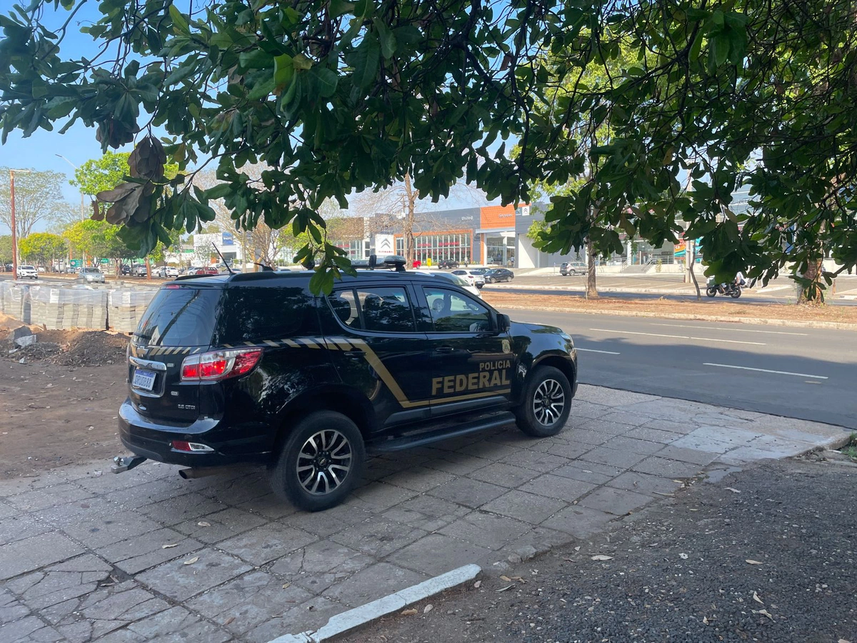 Equipes da Polícia Federal na sede da superintendência em Teresina