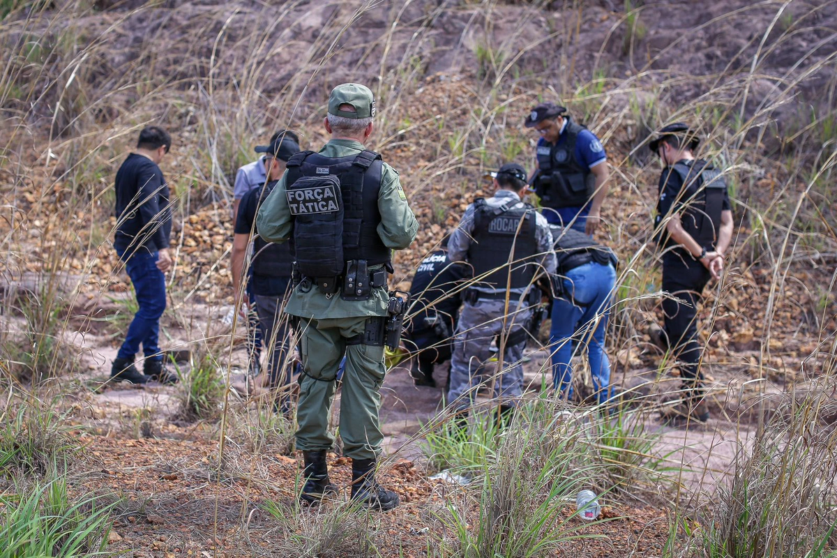 Equipes do DHPP, PM e Departamento de Polícia Científica no local onde os corpos foram encontrados