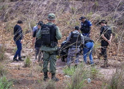 Equipes do DHPP, PM e Departamento de Polícia Científica no local onde os corpos foram encontrados