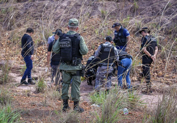 Equipes do DHPP, PM e Departamento de Polícia Científica no local onde os corpos foram encontrados