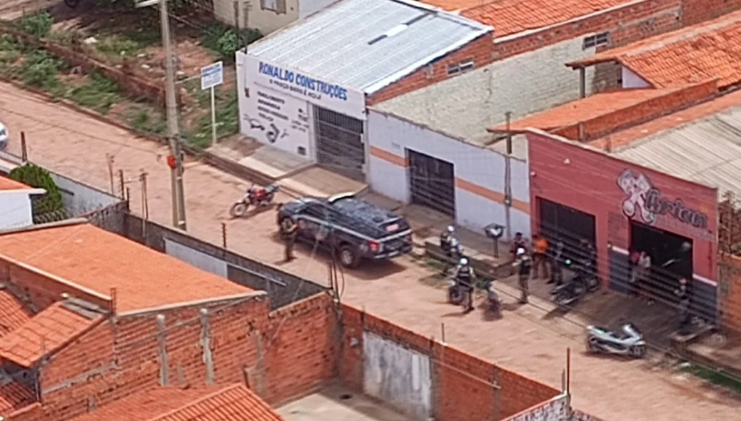 Equipes policiais durante a operação