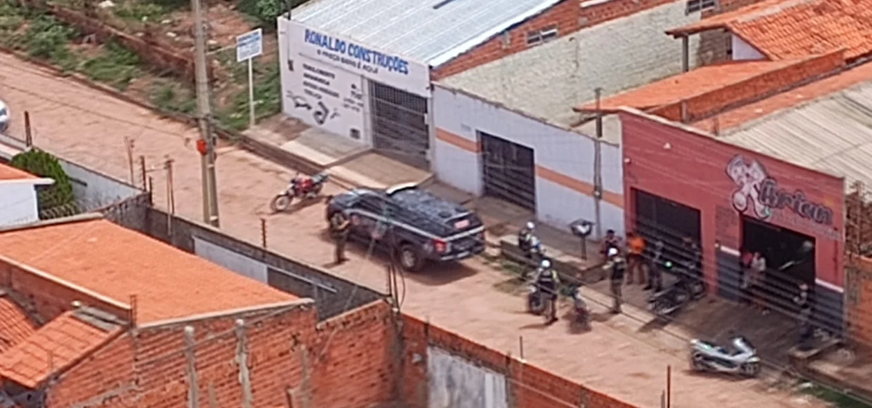 Equipes policiais durante a operação