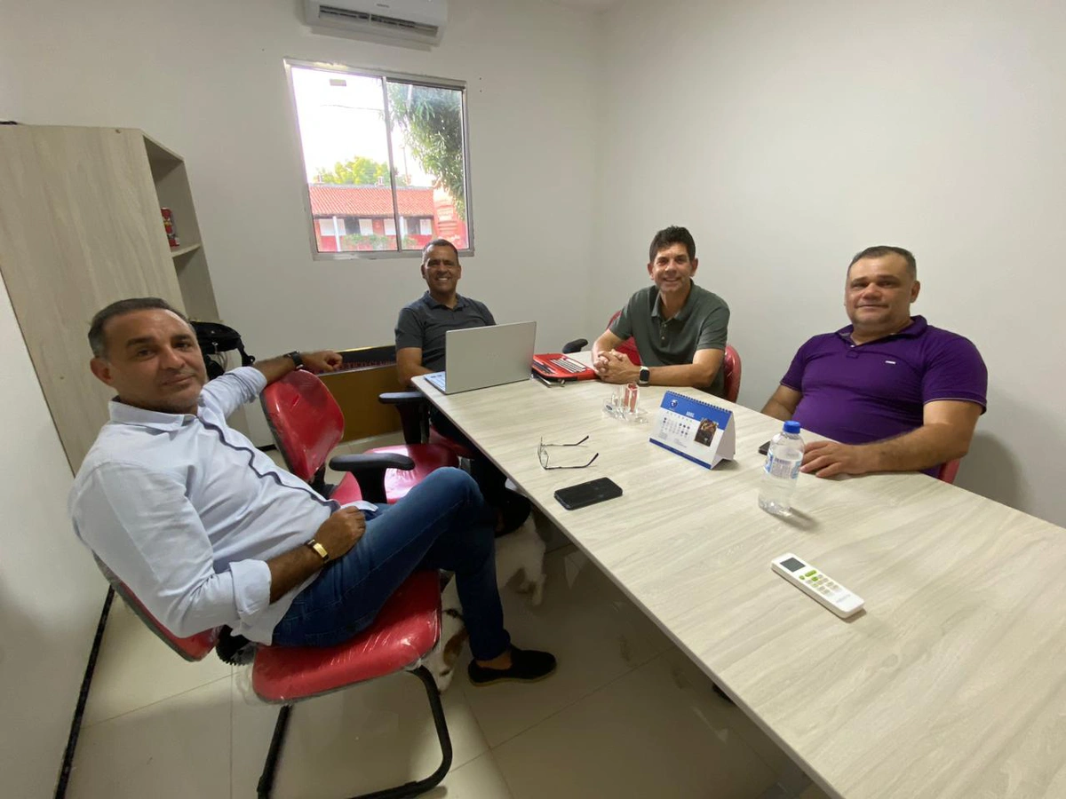 Fabiano Soares é recebido pelo vice-presidente do River, Genivaldo Campelo, e pelo diretor de futebol Miguel Jr