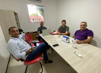 Fabiano Soares é recebido pelo vice-presidente do River, Genivaldo Campelo, e pelo diretor de futebol Miguel Jr