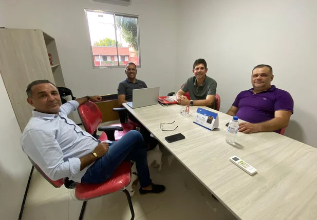 Fabiano Soares é recebido pelo vice-presidente do River, Genivaldo Campelo, e pelo diretor de futebol Miguel Jr