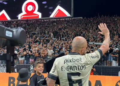 Fábio Santos se despede da torcidas do Corinthians ao ser substituído