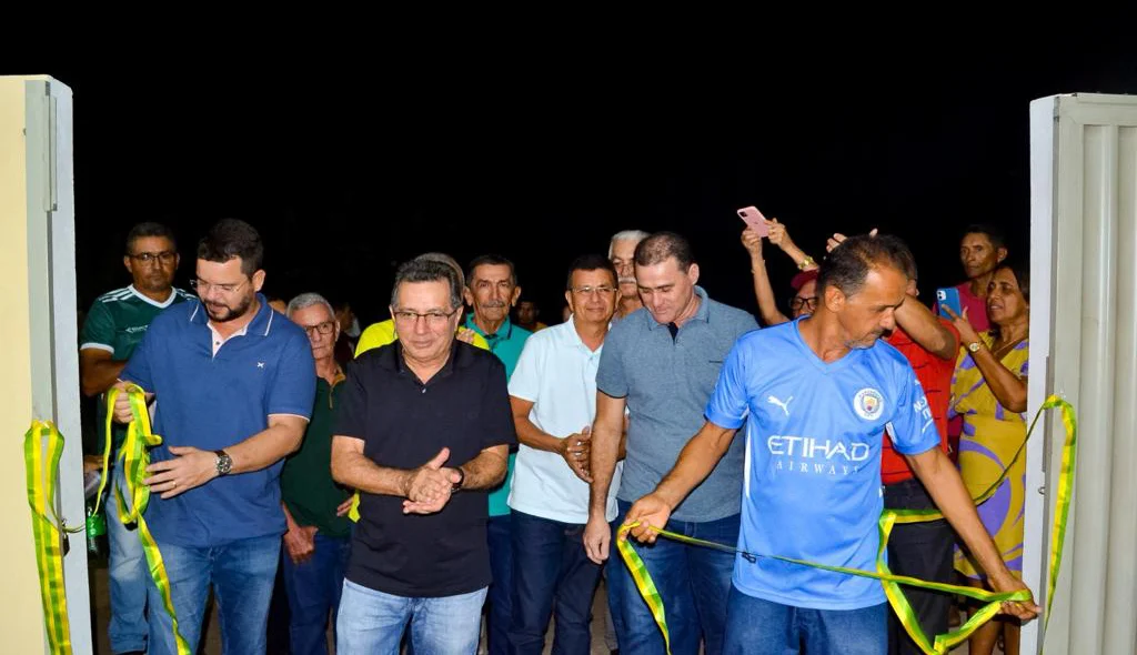 Faixa da abertura é cortada pelo prefeito de Joaquim Pires