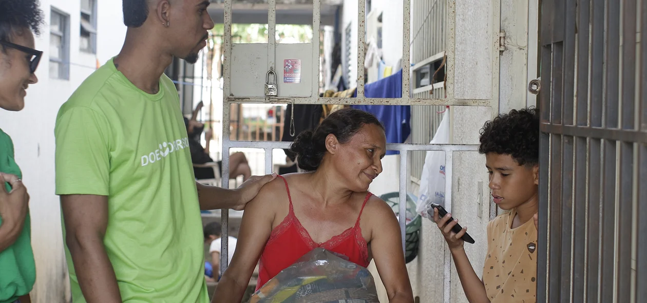 Família que recebeu cesta básica no Torquato Neto