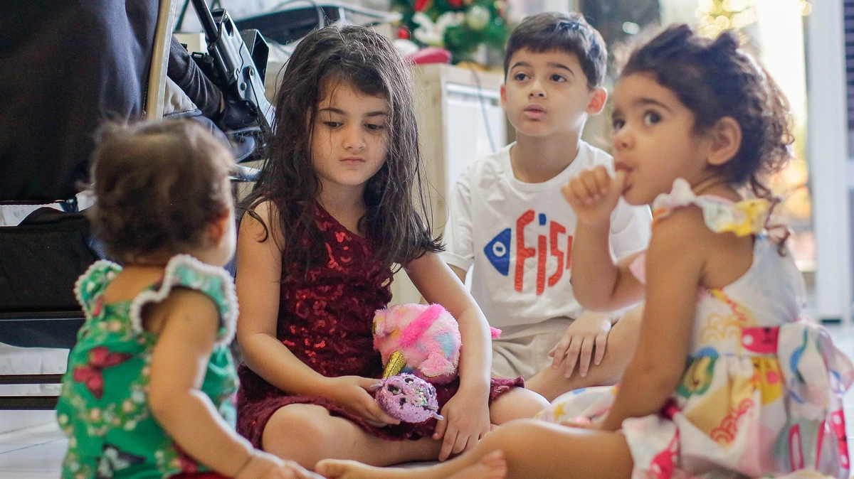 Filhos brincando na sala