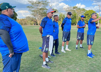 Flávio Araújo e a comissão técnica do Altos