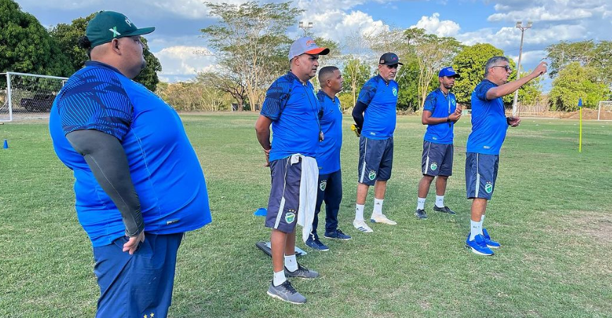 Flávio Araújo e a comissão técnica do Altos