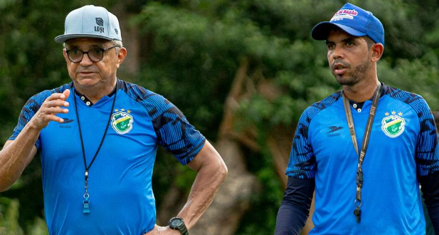 Flávio Araújo e seu auxiliar no Altos