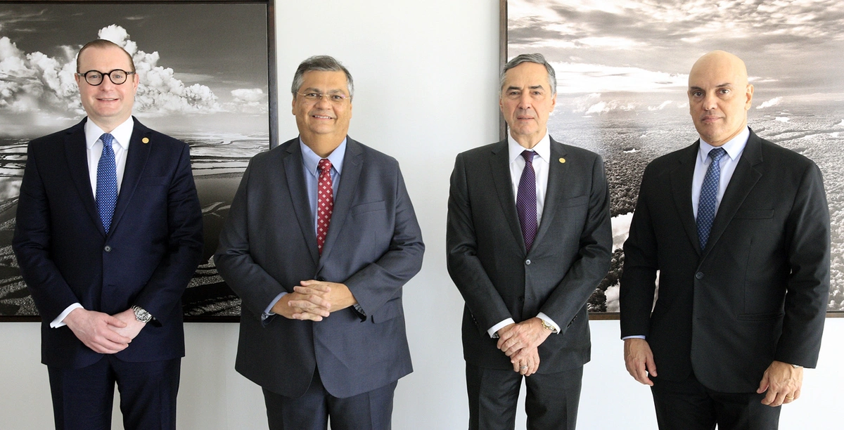Flávio Dino com os ministros Cristiano Zanin, Luís Roberto Barroso e Alexandre de Moraes
