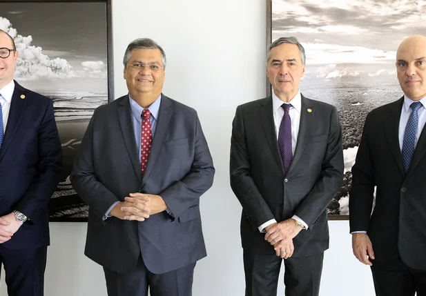 Flávio Dino com os ministros Cristiano Zanin, Luís Roberto Barroso e Alexandre de Moraes