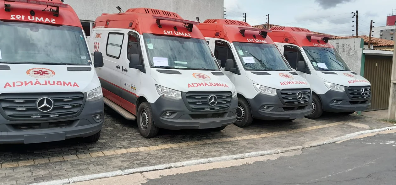 Foram entregues 11 ambulâncias