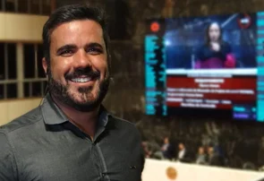 Apresentador da Globo se demite após 17 anos para virar vendedor de bolo