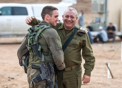 Gadi Eisenkot, com seu filho, Gal Meir Eisenkot, 25 anos, morto em combate na Faixa de Gaza