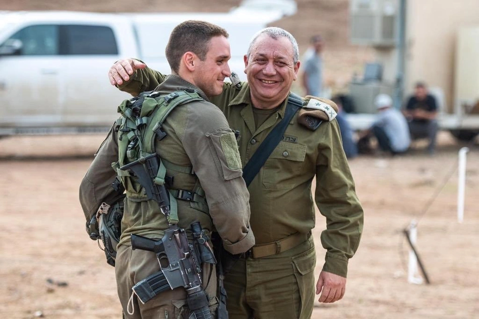 Gadi Eisenkot, com seu filho, Gal Meir Eisenkot, 25 anos, morto em combate na Faixa de Gaza